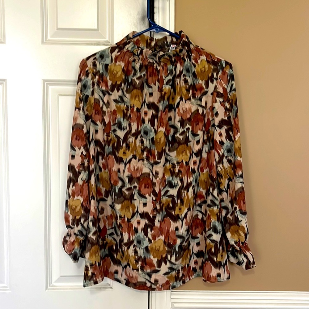 2 Hearts Blouse with mauve, blue, & tan flowers, size large
